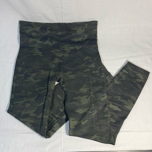 Spanx Look At Me Now Seamless Leggings in Green Camo Size Large - Picture 2 of 6